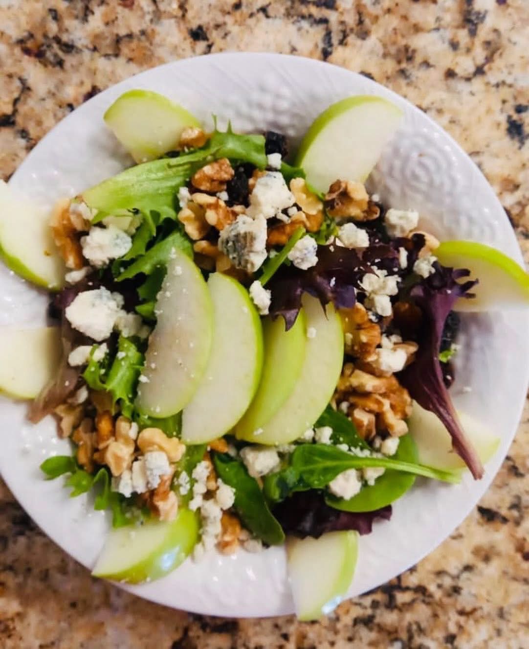 Salad with walnuts and gorgonzola